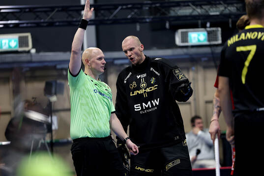 AIK's målvakt Jonathan Hjelm pratar med domare  Jonas