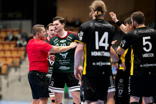 Domare Kenneth Cardell går in för att lugna ner spelare,