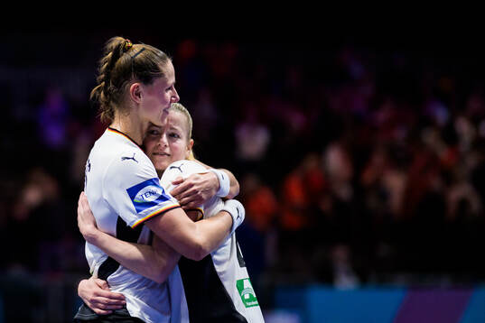 Xenia Smits and Antje Döll of Germany celebrate