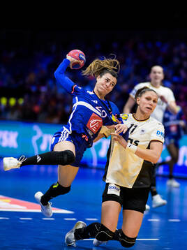 Lucie Granier of France and Xenia Smits of Germany