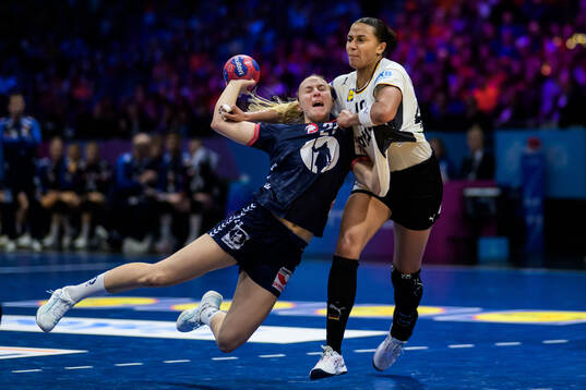 Henny Ella Reistad of Norway and Aimée von Pereira of