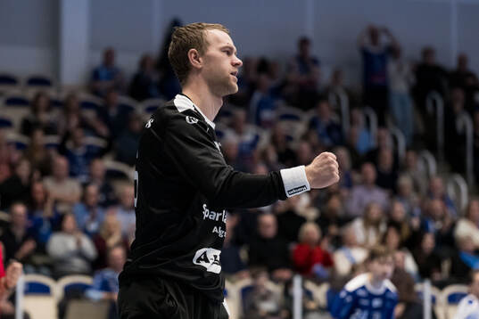 Alingsås målvakt Anton Hagvall jublar