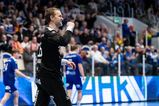 Alingsås målvakt Anton Hagvall jublar