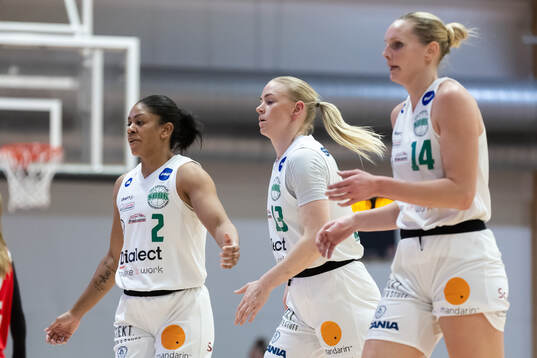 Södertäljes Dara Taylor, Mikaela Gustafsson och Louice