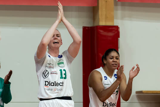 Södertäljes Mikaela Gustafsson och Dara Taylor jublar