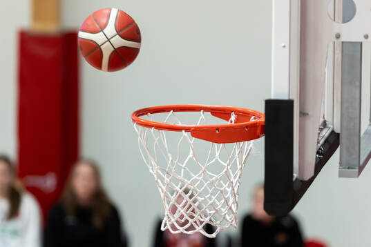 En basketboll och basketkorg