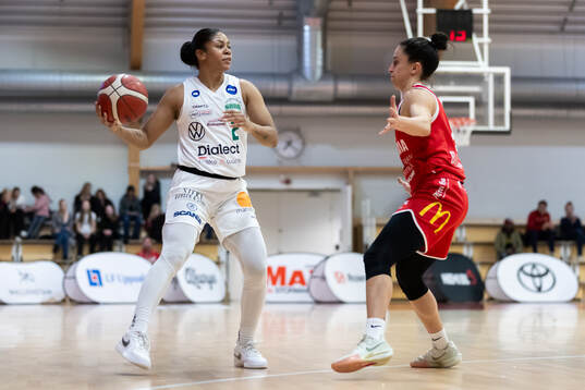 Södertäljes Dara Taylor och Uppsalas Marissa Pangalos