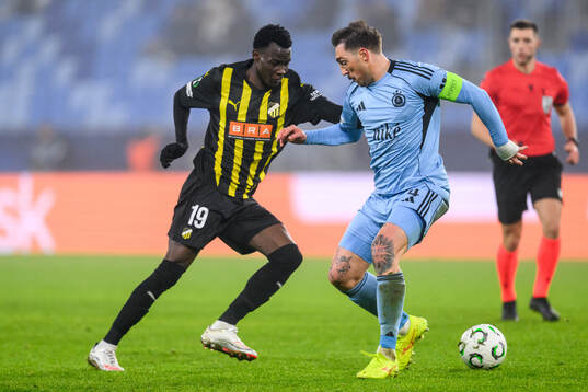 John Paul Dembe of Häcken and Guram Kashia of Slovan