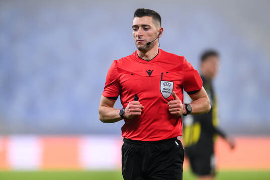 Referee Florian Lata