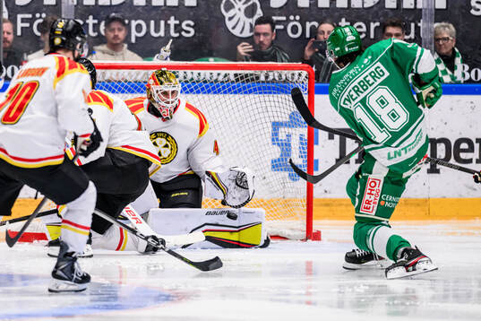 Brynäs målvakt Damian Clara och Rögles Dennis Everberg