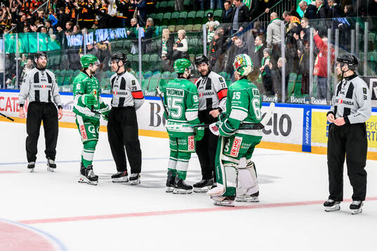 Rögles Lukas Ekeståhl-Jonsson och Mark Friedman i samtal