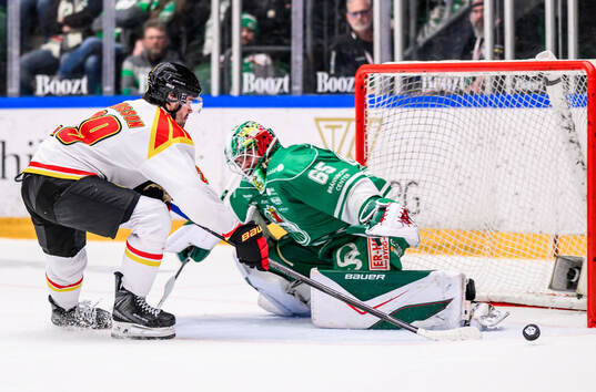 Brynäs Axel Andersson och Rögles målvakt Christoffer