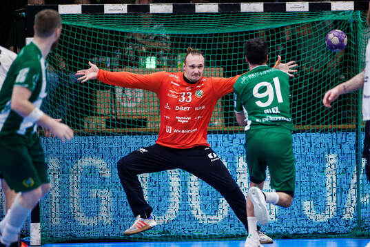 Önnereds målvakt Patrick Bols och Hammarbys Josef Pujol