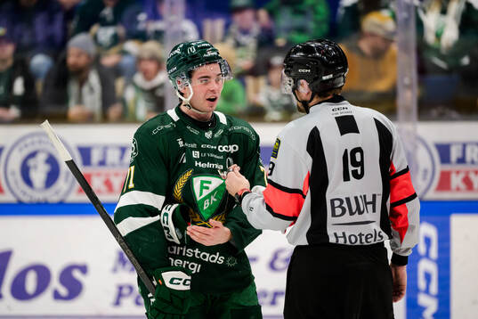 Färjestads Viktor Lodin i samtal med Domare David Laksola
