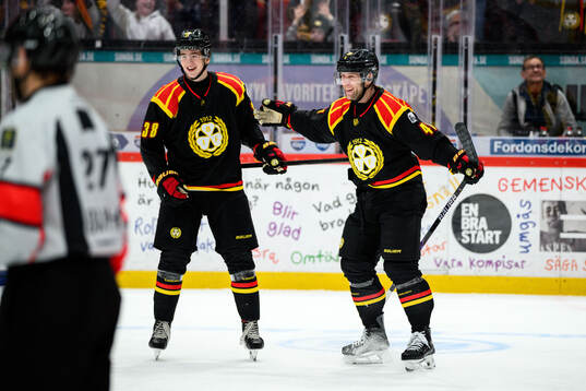 Brynäs Gustav Hillström och Greg Scott jublar