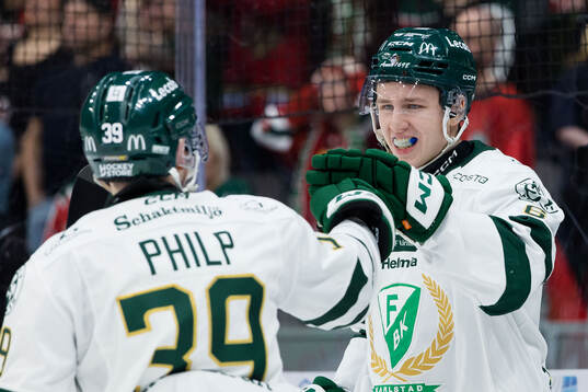 Färjestads Albert Wikman jublar med Luke Philp