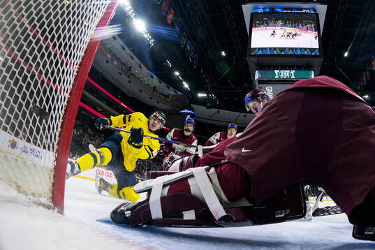Jack Berglund of Sweden scores the 2-1 goal behind