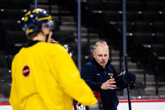 Head coach Magnus Hävelid of Sweden at a practice session