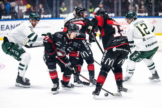 Färjestads Radim Zohorna och …Malmö Redhawks Isac