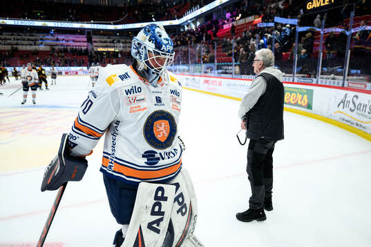 Växjös målvakt Adam Åhman deppar
