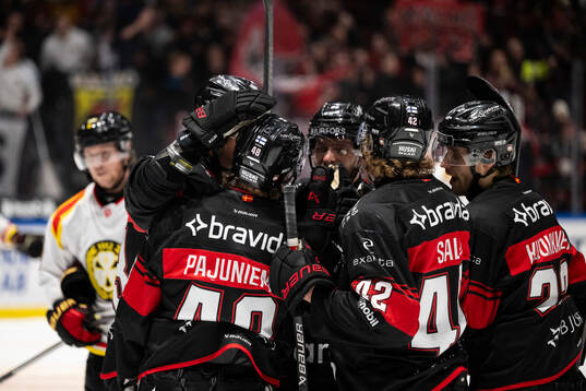 Malmö Redhawks Lauri Pajuniemi jublar medan Brynäs