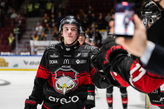 Malmö Redhawks Topi Niemelä jublar