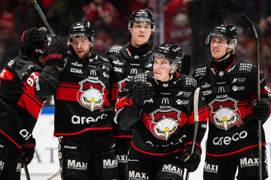 Malmö Redhawks Topi Niemelä jublar med lagkamrater