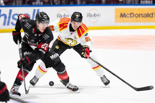 Malmö Redhawks Janne Kuokkanen jagas av Brynäs Jakob