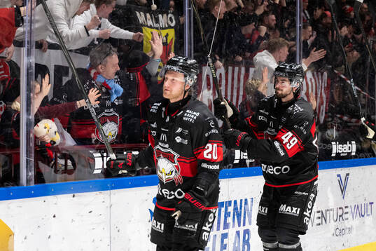 Malmö Redhawks Seth Barton jublar