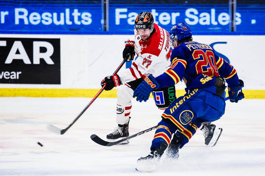 Örebros Teemu Turunen och Djurgårdens Mathias Emilio