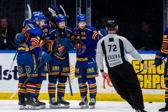 Djurgårdens David Blomgren jublar med lagkamrater