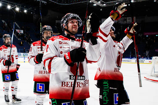 Örebros Teemu Turunen jublar med lagkamrater