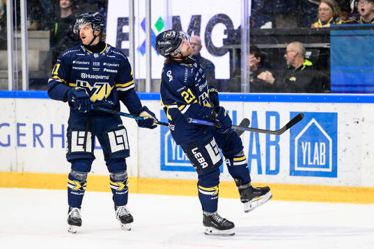 HV71s Riley Woods och Mattias Tedenby deppar