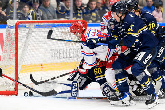 Timrås David Lilja och HV71s målvakt Felix Sandström