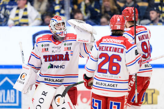 Timrås målvakt Tim Juel jublar