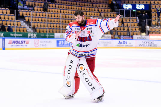 Timrås målvakt Tim Juel jublar