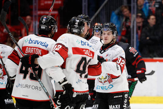 Malmö Redhawks Seth Barton och Joona Ikonen jublar
