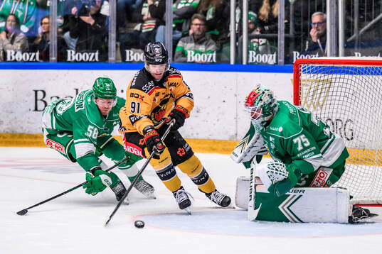 Luleås Brian O'Neill oroar framför Rögles Filip