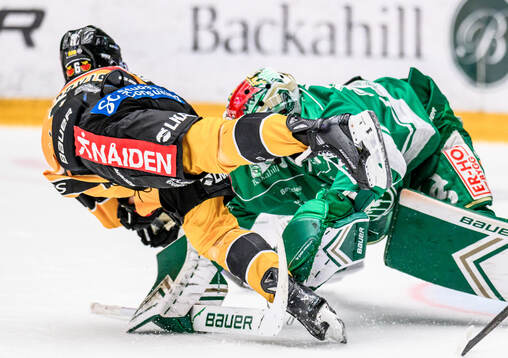Luleås Isac Hedqvist och Rögles målvakt Arvid Holm