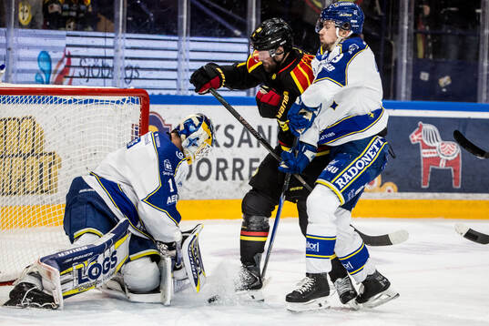 Leksands målvakt Marcus Gidlöf och Brynäs Johan Larsson