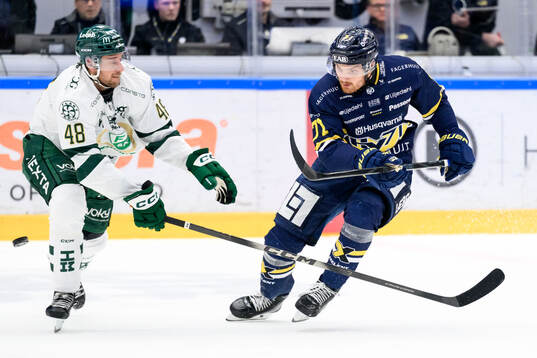 Färjestads Filip Roos och HV71s William Ignberg Nilsson