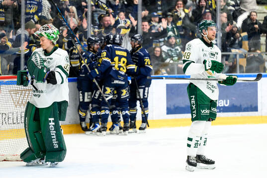 Färjestads målvakt Emil Larmi och Filip Roos deppar