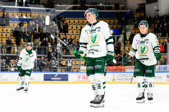 Färjestads Albert Wikman och Oskar Steen deppar