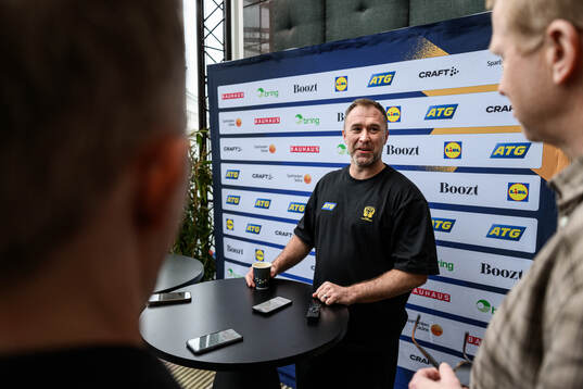 Head coach Michael Apelgren