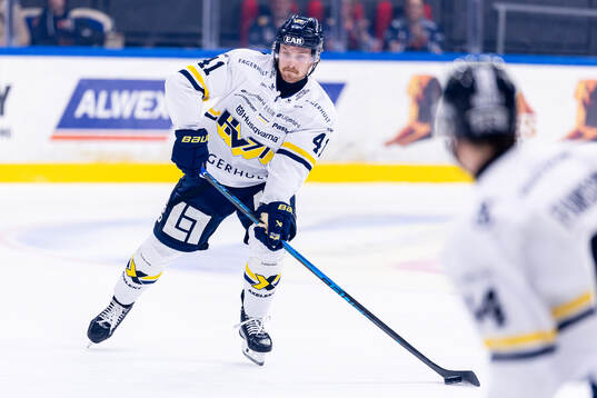 HV71s Riley Woods
