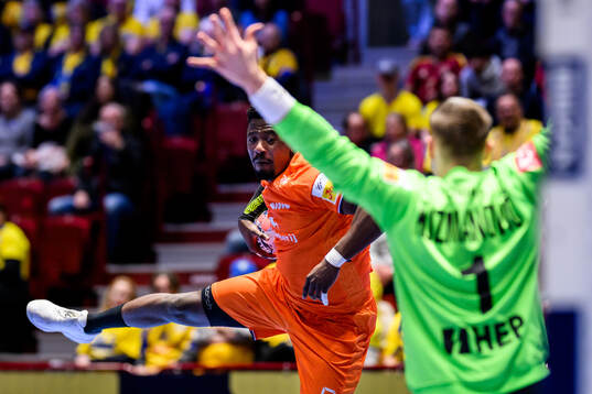 Reinier Taboada of the Netherlands and goalkeeper Dominik