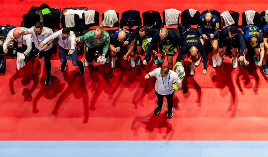 Head coach Michael Apelgren and the bench of Sweden