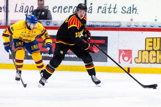 Djurgårdens Joseph Laleggia i kamp om pucken med Brynäs
