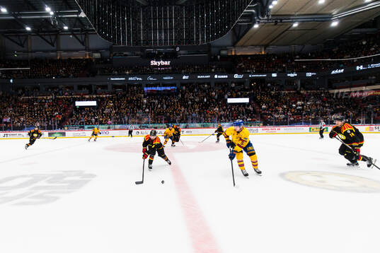 Brynäs Bobby Trivigno med puck