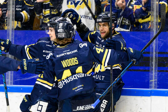 HV71s Joona Luoto jublar